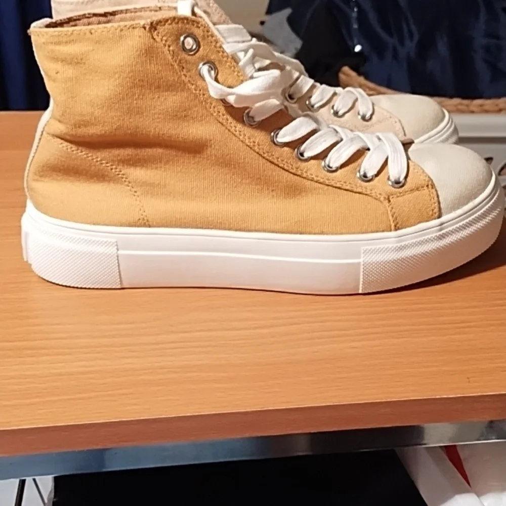 Coconuts by Matisse Tan and White Sneakers Classic High-Top Like New Unisex 6.5. - Picture 2 of 6